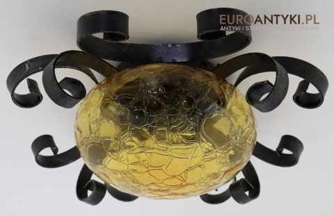 rustykalny plafon z żółtym kloszem