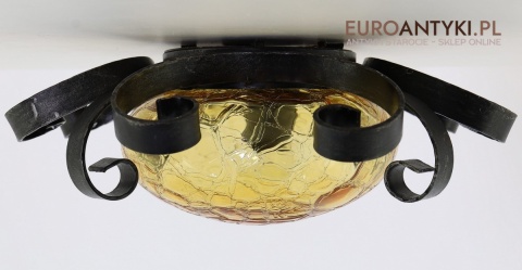 rustykalny plafon z bursztynowym kloszem