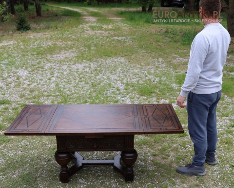 zabytkowy stół rozkładany w stylu neorenesansowym