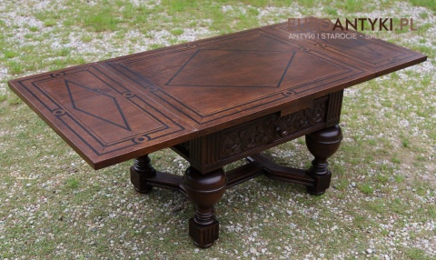 drewniany stół kawowy w klimacie neorenesansowym