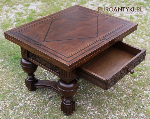 vintage neorenesansowy stolik z szufladą