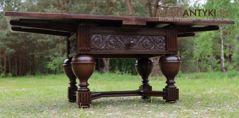 stolik kawowy z litego drewna w stylu neorenesansowym