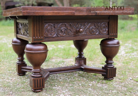 rzeźbiony stolik antyk w duchu neorenesansu