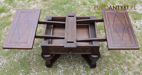 stylowy stolik do gabinetu neorenesansowy