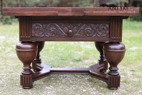 elegancki stolik drewniany z neorenesansowym zdobieniem