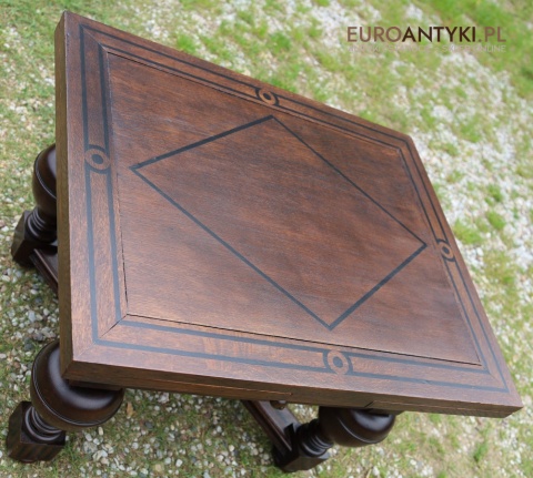 stolik do eleganckiego wnętrza w stylu neorenesansowym