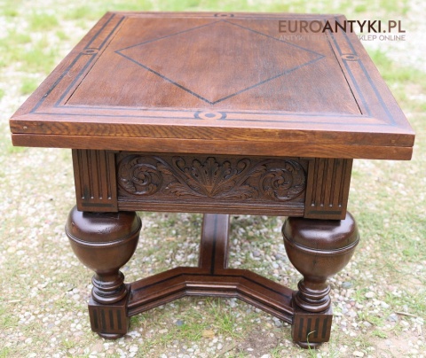 stoliczek antyczny  w stylu neorenesansowym