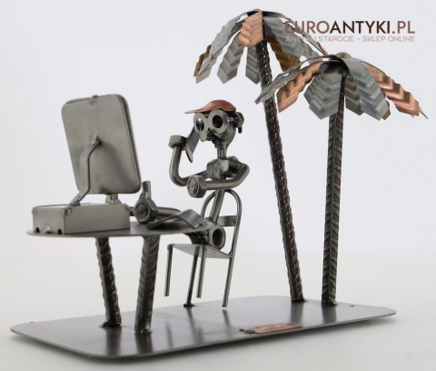 figurka metalowa geek komputerowy pod palmami