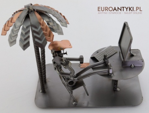 figurka metalowa geek na wakacjach