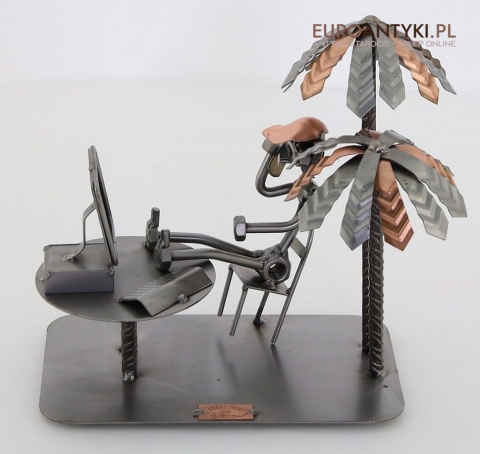 retro dekoracja biurowa z metalu