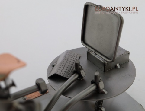 metalowa dekoracja biura