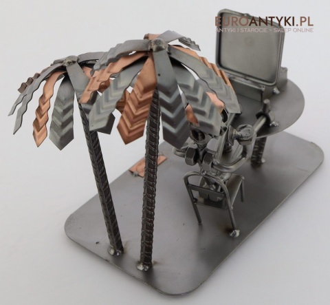 ręcznie wykonana figurka geeka na wakacjach