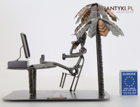 geek komputerowy pod palmami na wakacjach