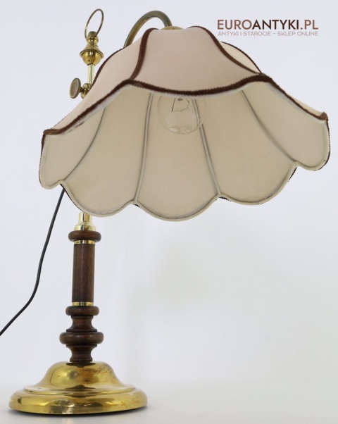 kremowy abażur w lampie vintage