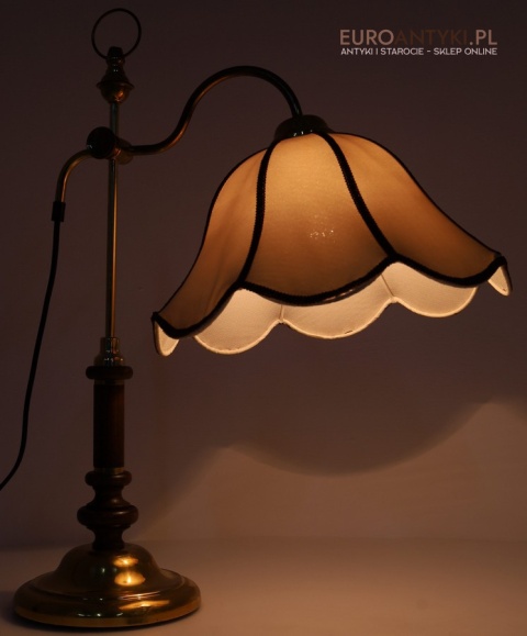 elegancka lampa na stolik z abażurem