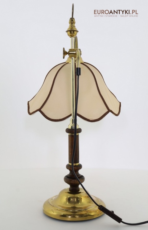 stara lampa na stolik z kremowym abażurem