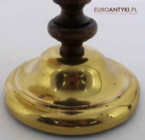 ozdobna lampa stołowa z mosiężną podstawą