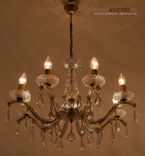 stary żyrandol z kryształami