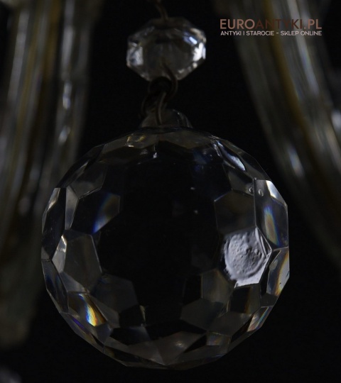 kryształowa kulka pod żyrandolem