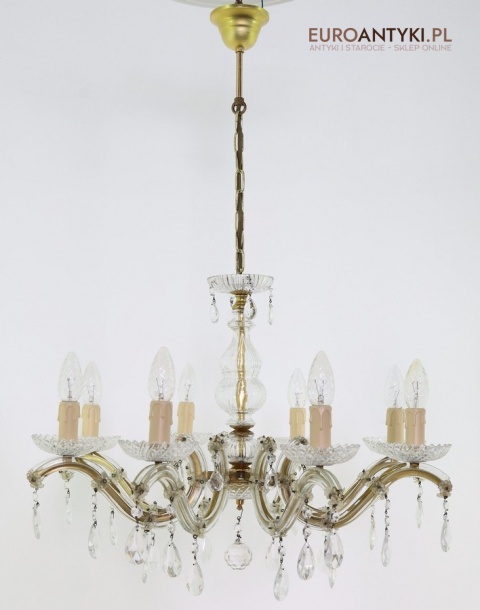 żyrandol z kryształowymi zawieszkami