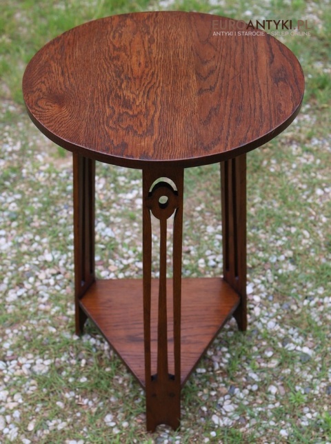 drewniany stolik z początku XX wieku