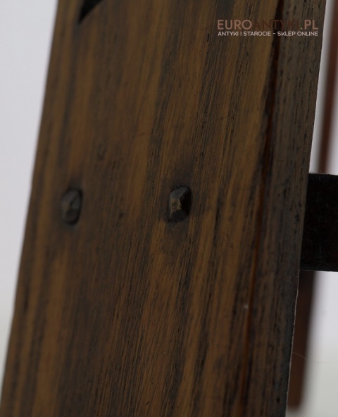 Mały okrągły stolik pomocnik w stylu secesyjnym – wyjątkowy antyk z początku XX wieku