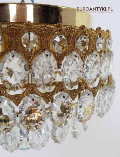 stary plafon z kaskadą kryształów