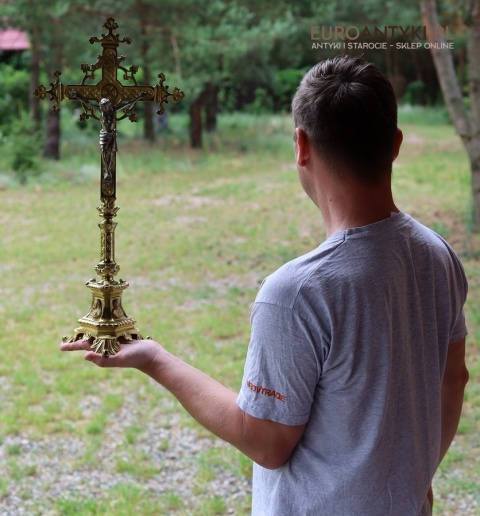 duży antyczny krzyż ołtarzowy z mosiądzu