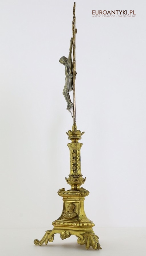 antyczny krzyż neogotycki