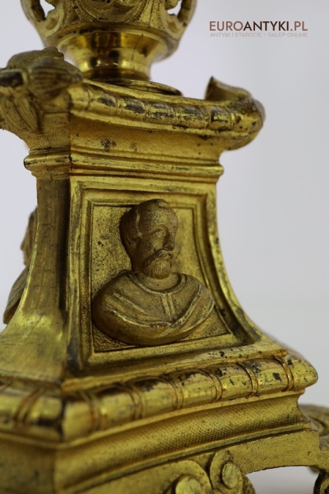 zabytkowy krzyż z Jezusem i Maryią