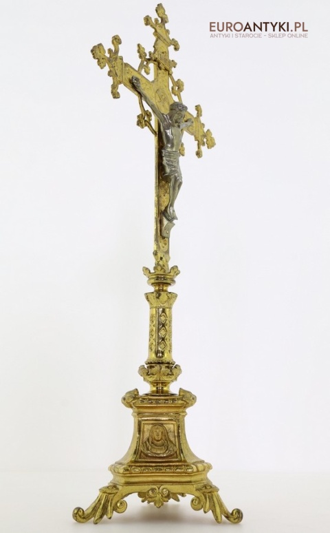 zabytkowy krzyż neogotycki