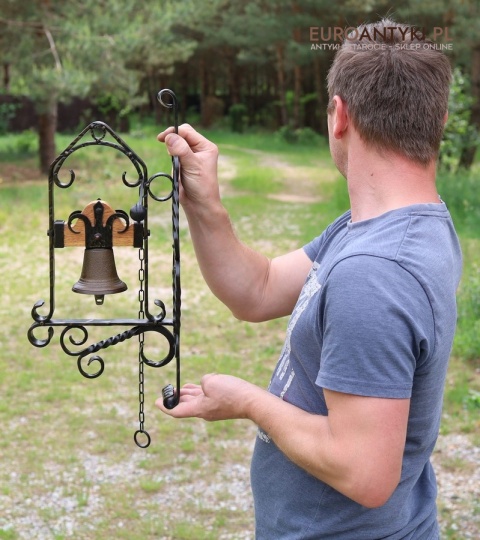 ścienny rustykalny dzwonek żelazny