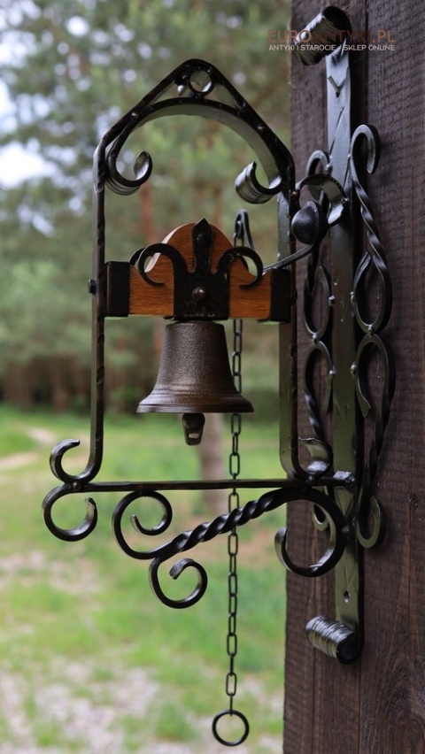 stary mszalny dzwonek na ścianę