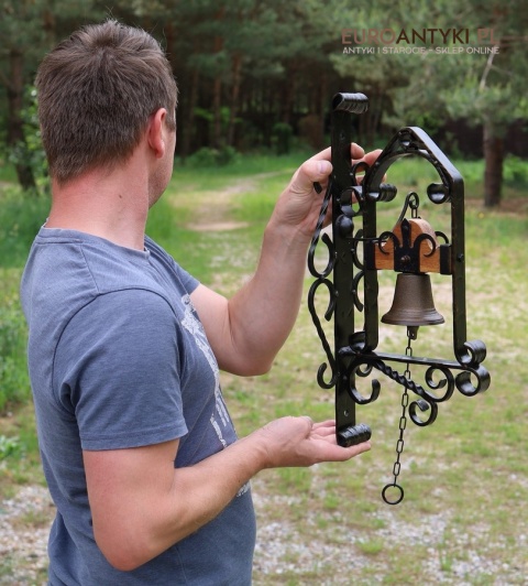 rustykalny mszalny dzwonek na ścianę