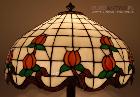 drewniana lampa z kloszem tiffany