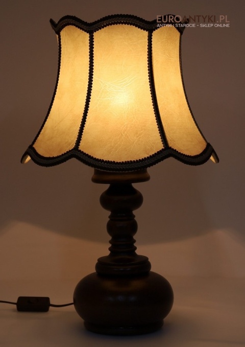 nostalgiczna rustykalna lampa na stoli