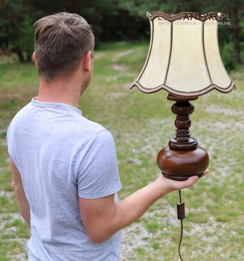 starodawna rustykalna lampa na stolirustykalna lampa na stoli