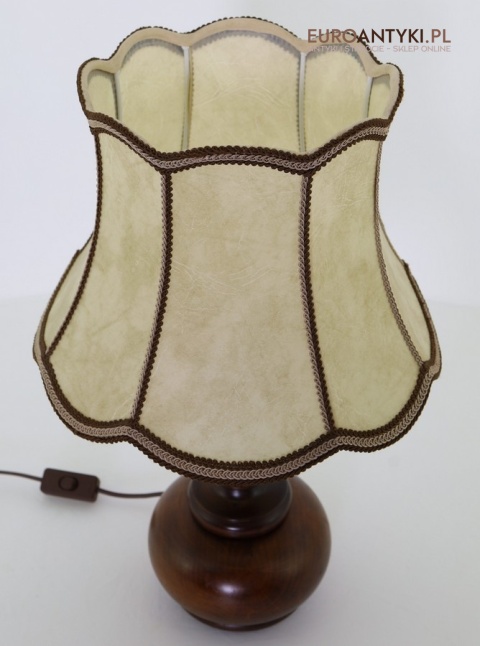 retro rustykalna lampa na stoli