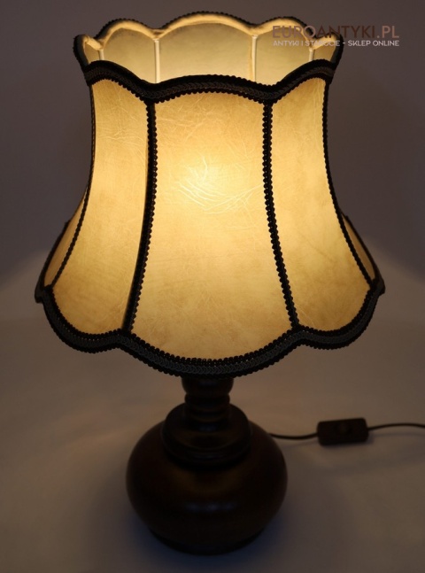 vintage rustykalna lampa na stoli