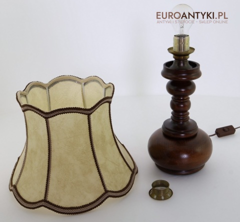 rustykalna lampa na stoli vintage