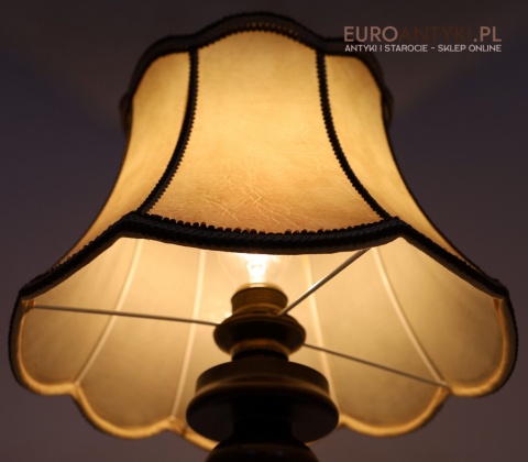 klasyczna lampka z materiałowym kloszem