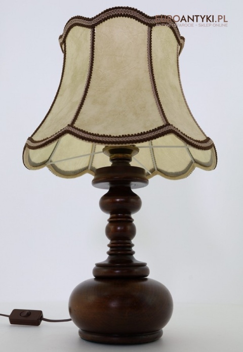 sklep z rustykalnym oświetleniem