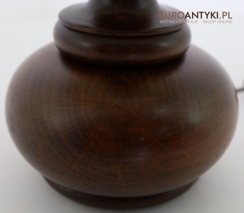 drewniana lampa z abażurem