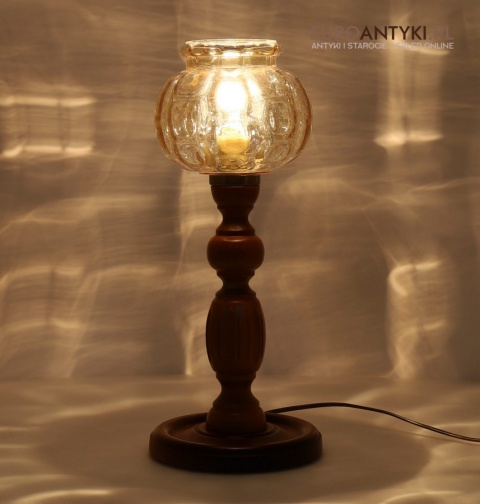 stylowa drewniana lampa z kloszem