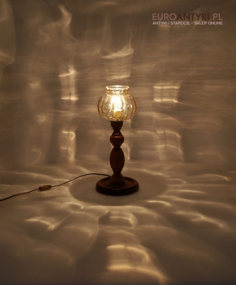drewniana lampa stołowa