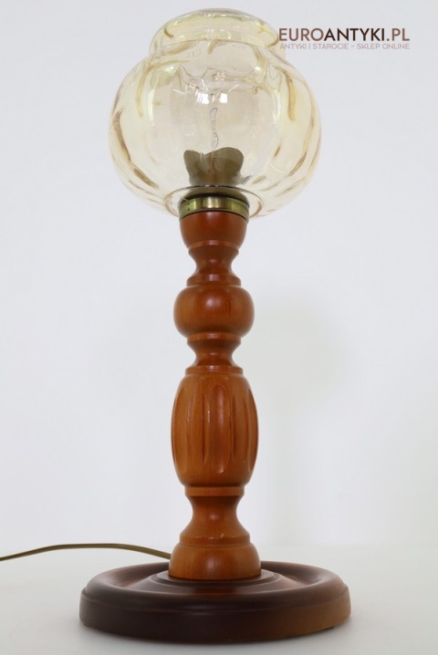 drewaniana lampka z kloszem bursztynowym