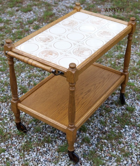 drewniany barek z ceramiką