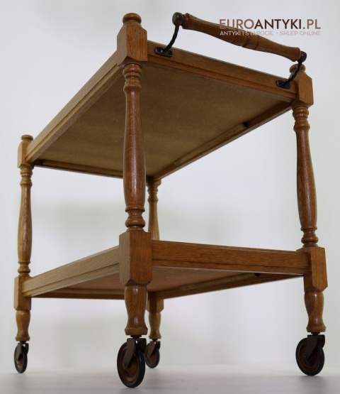 rustykalny stolik na kółkach