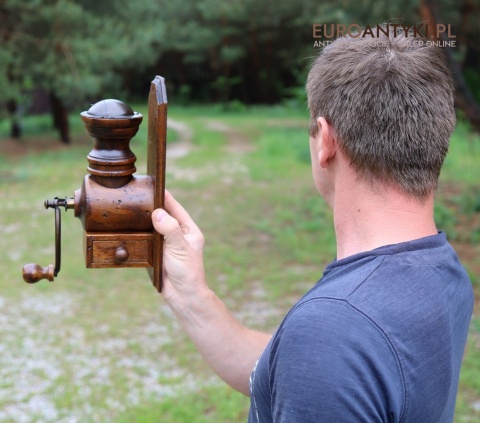 Stylowy drewniany młynek retro z lat 60/70 – francuski design w rustykalnym stylu do twojej kuchni lub kawiarni 🍂