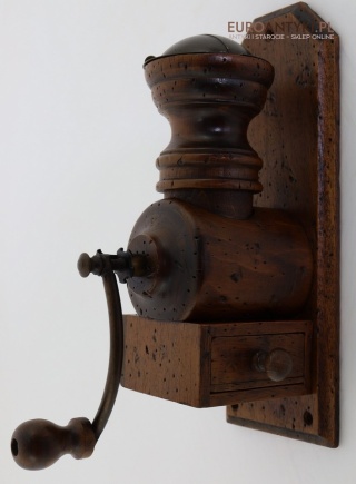 Stylowy drewniany młynek retro z lat 60/70 – francuski design w rustykalnym stylu do twojej kuchni lub kawiarni 🍂